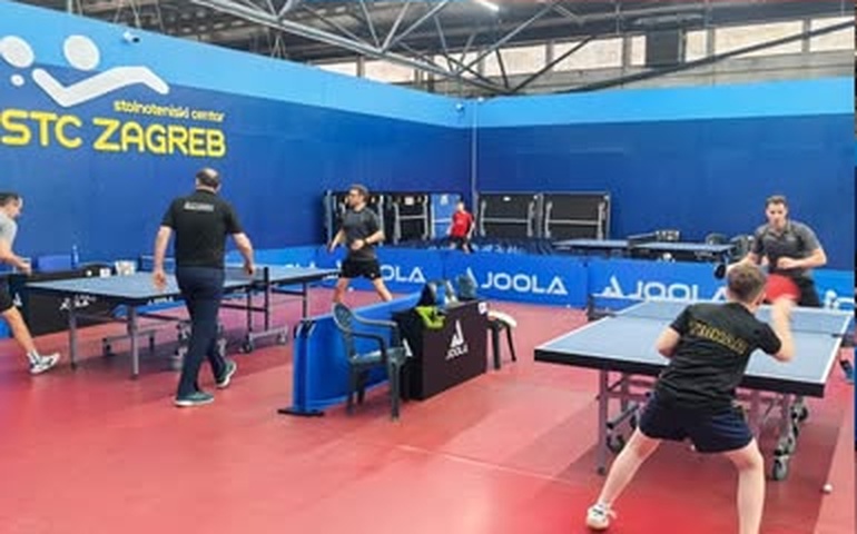 Igrači za više stolova u dvorani tijekom treninga