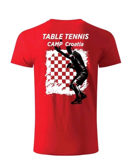 Leđa crvene majice s natpisom Table Tennis Camp Croatia, hrvatskom šahovnicom i siluetom stolnotenisača
