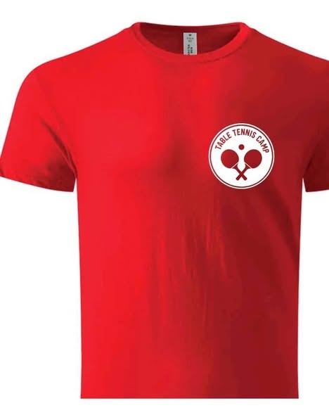 Crvena majica kampa sprijeda s okruglim logom Table Tennis Camp i prekriženim reketima