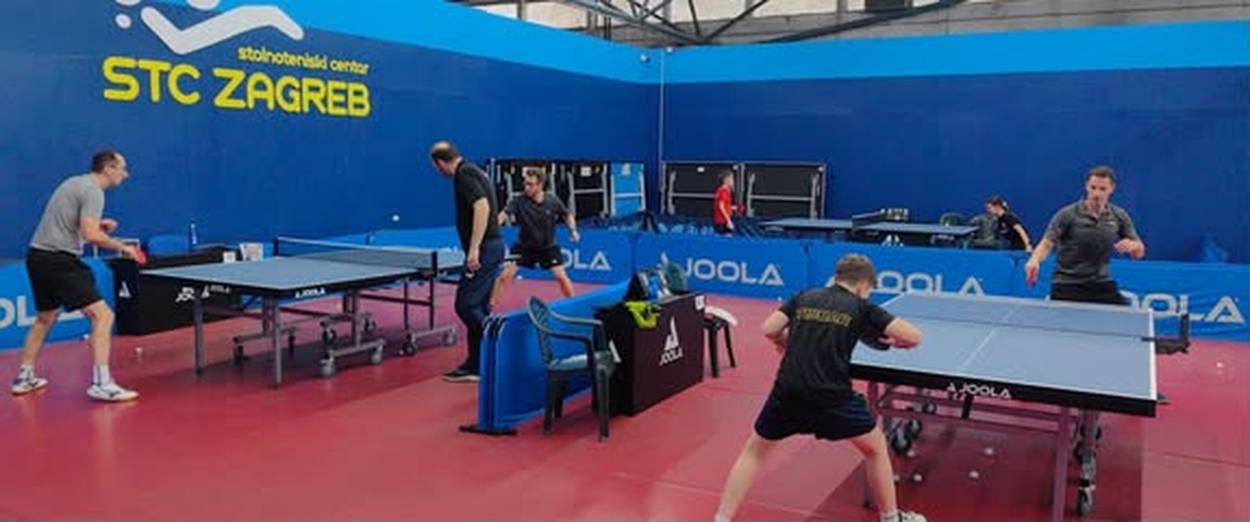 Grupni trening s trenerom uz STC Zagreb logo na zidu